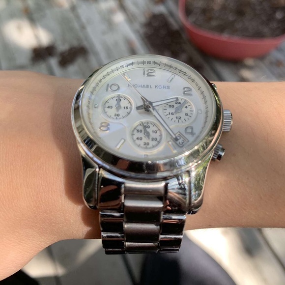 Unisex Michael Kors Watch - Picture 2 of 4